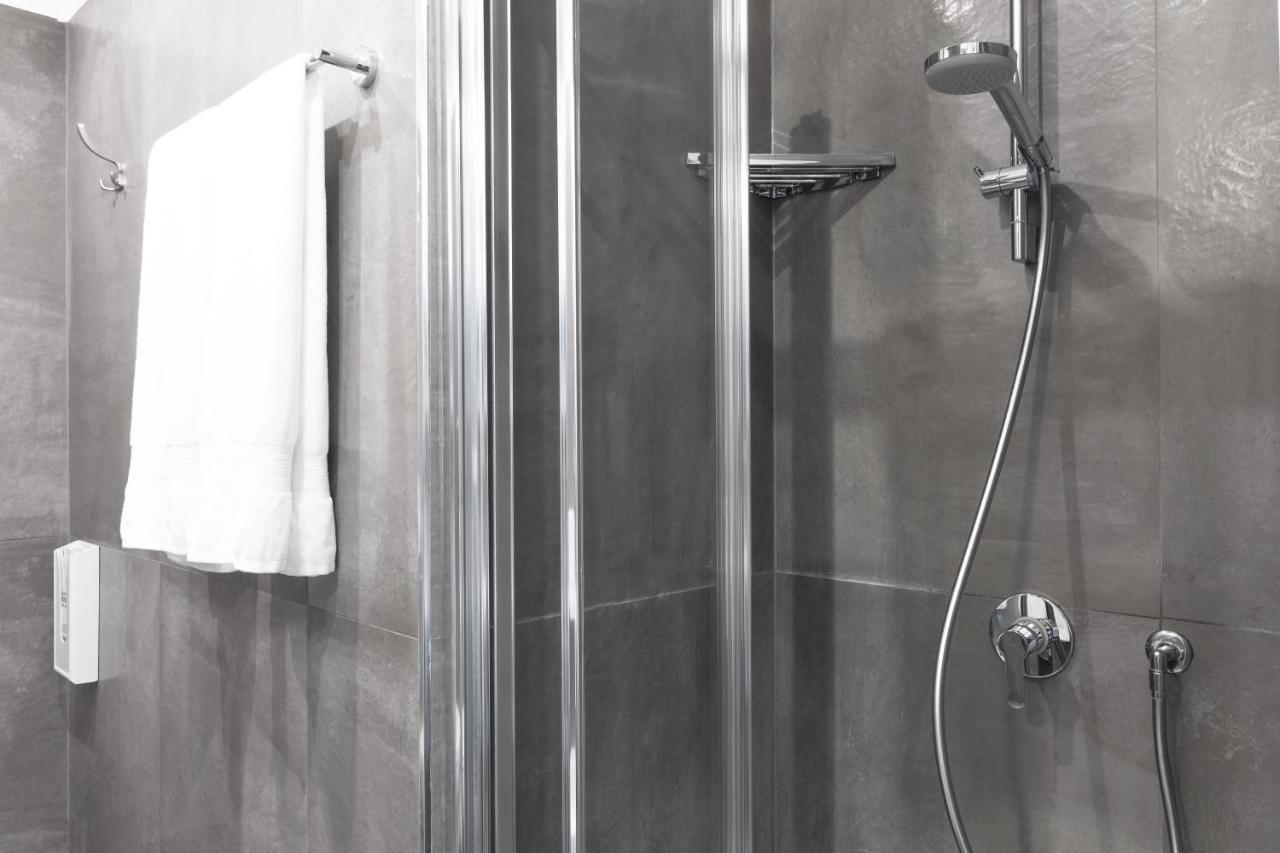 Toledostop Napoli Eksteriør bilde A shower with a shower door