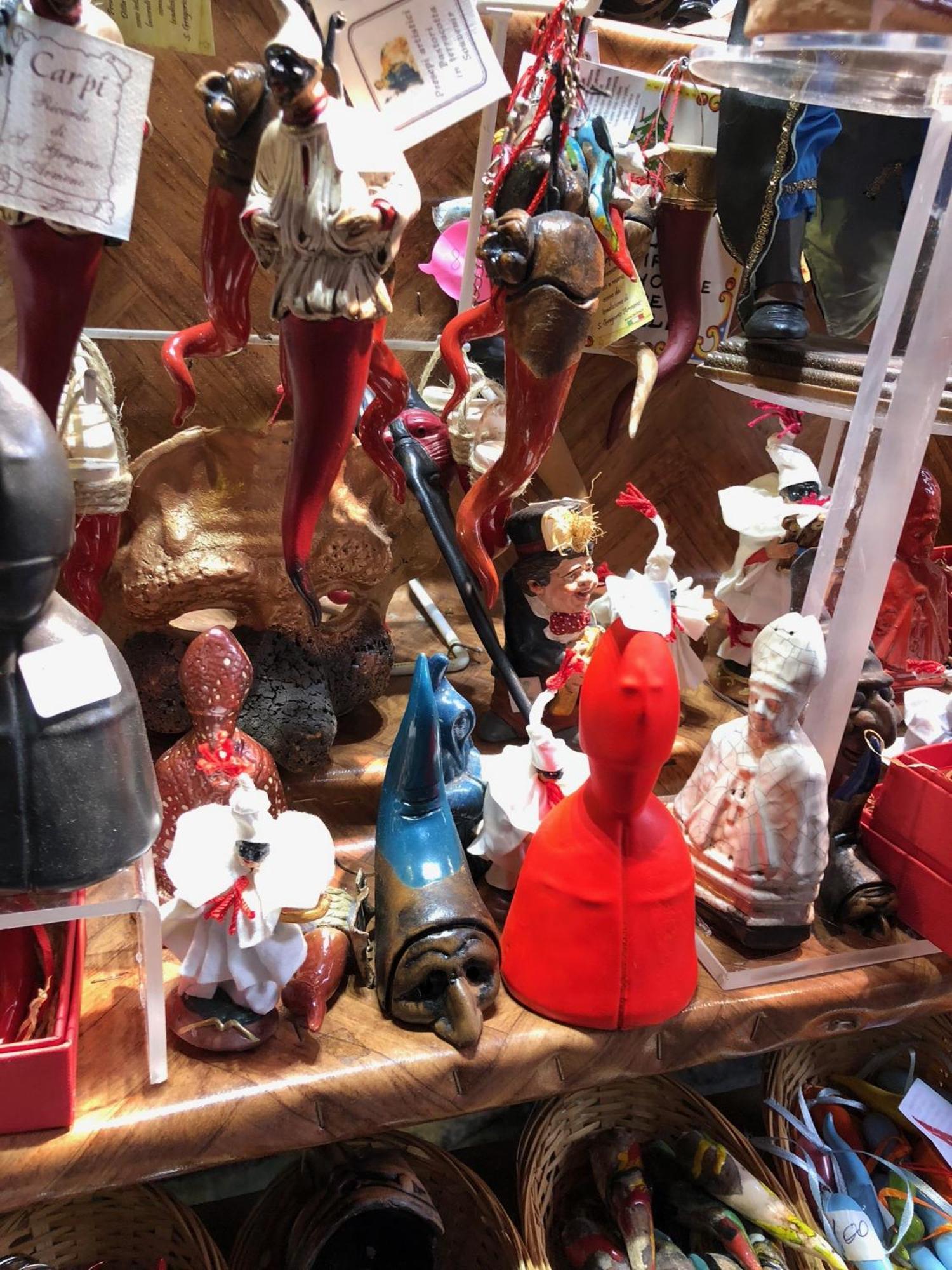 Toledostop Napoli Eksteriør bilde A collection of various types of Christmas tree ornaments
