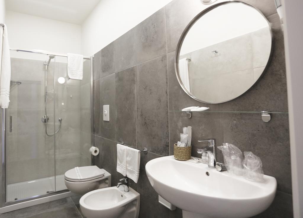 Toledostop Napoli Eksteriør bilde Bathroom