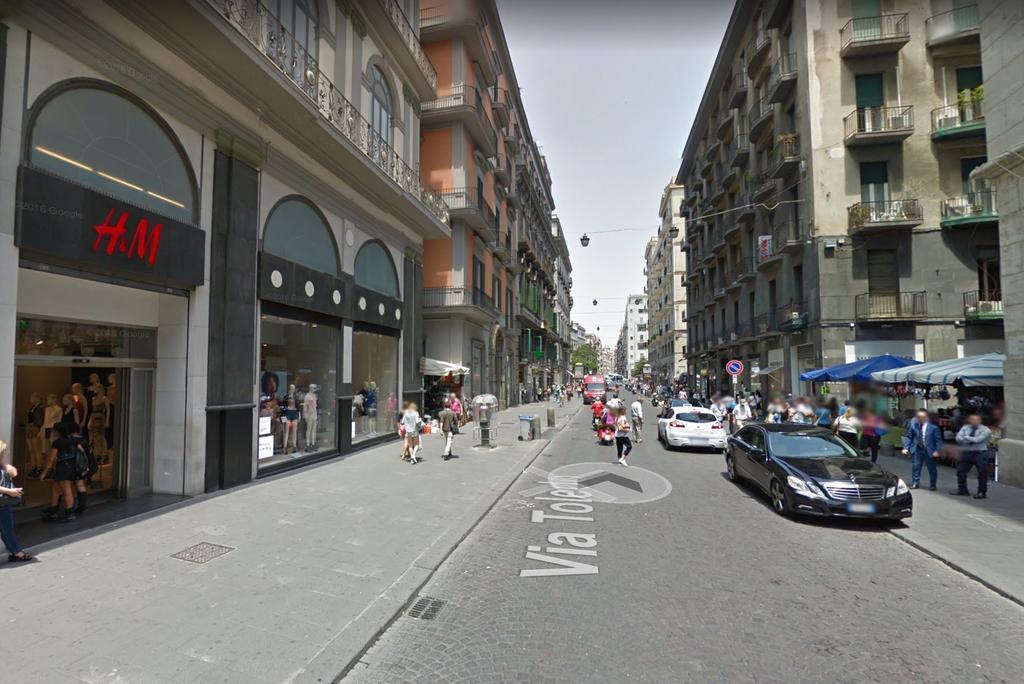 Toledostop Napoli Eksteriør bilde The station is located on Via Torino, a shopping street.