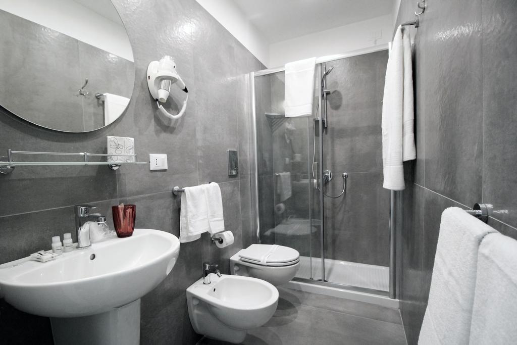 Toledostop Napoli Eksteriør bilde A modern bathroom