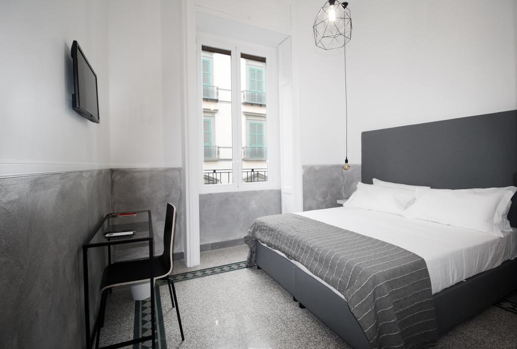 Toledostop Napoli Eksteriør bilde A room at the hotel