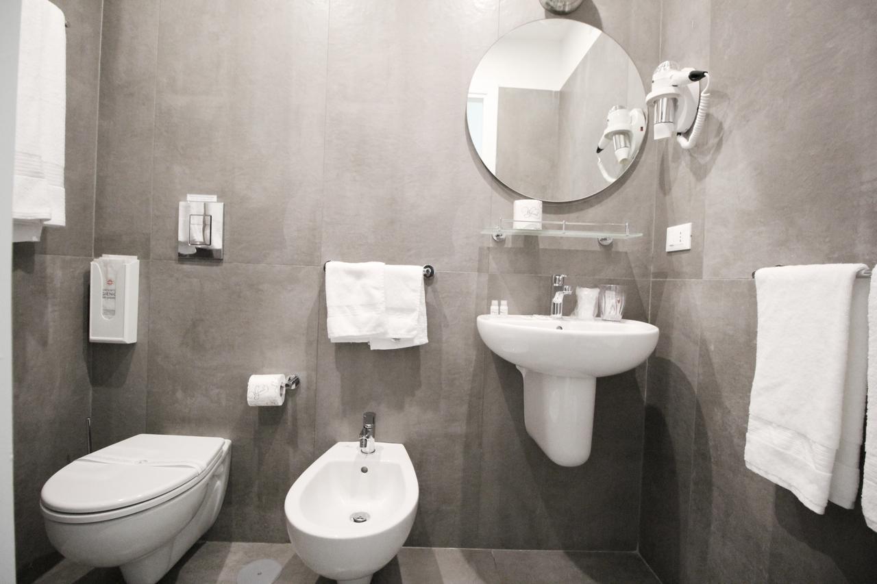 Toledostop Napoli Eksteriør bilde A bidet in a hotel bathroom