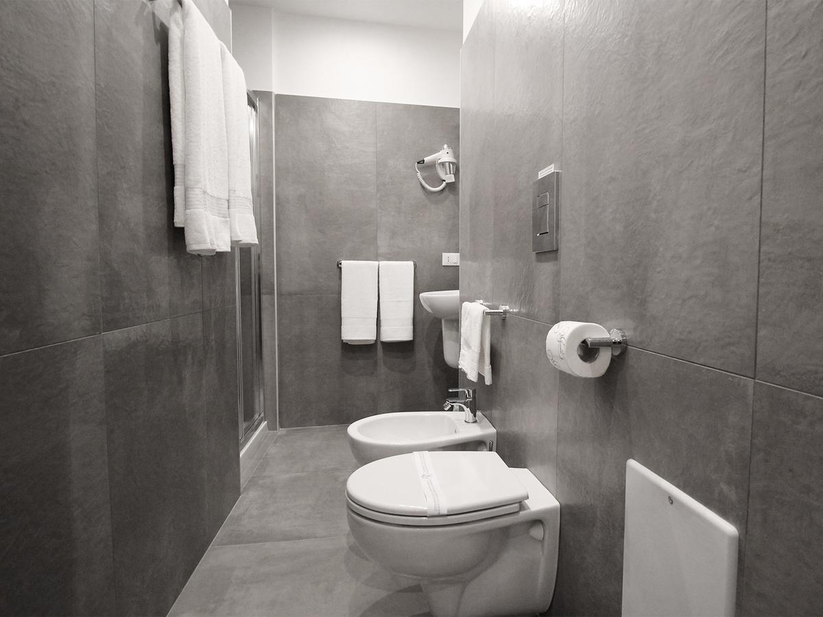 Toledostop Napoli Eksteriør bilde Bathroom with bidet