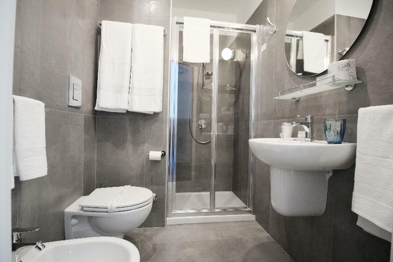 Toledostop Napoli Eksteriør bilde A modern bathroom with a shower enclosure